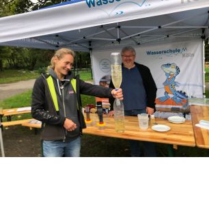 Der Mitmach-Stand der Wasserschule lädt ein zu aktivem Forschen